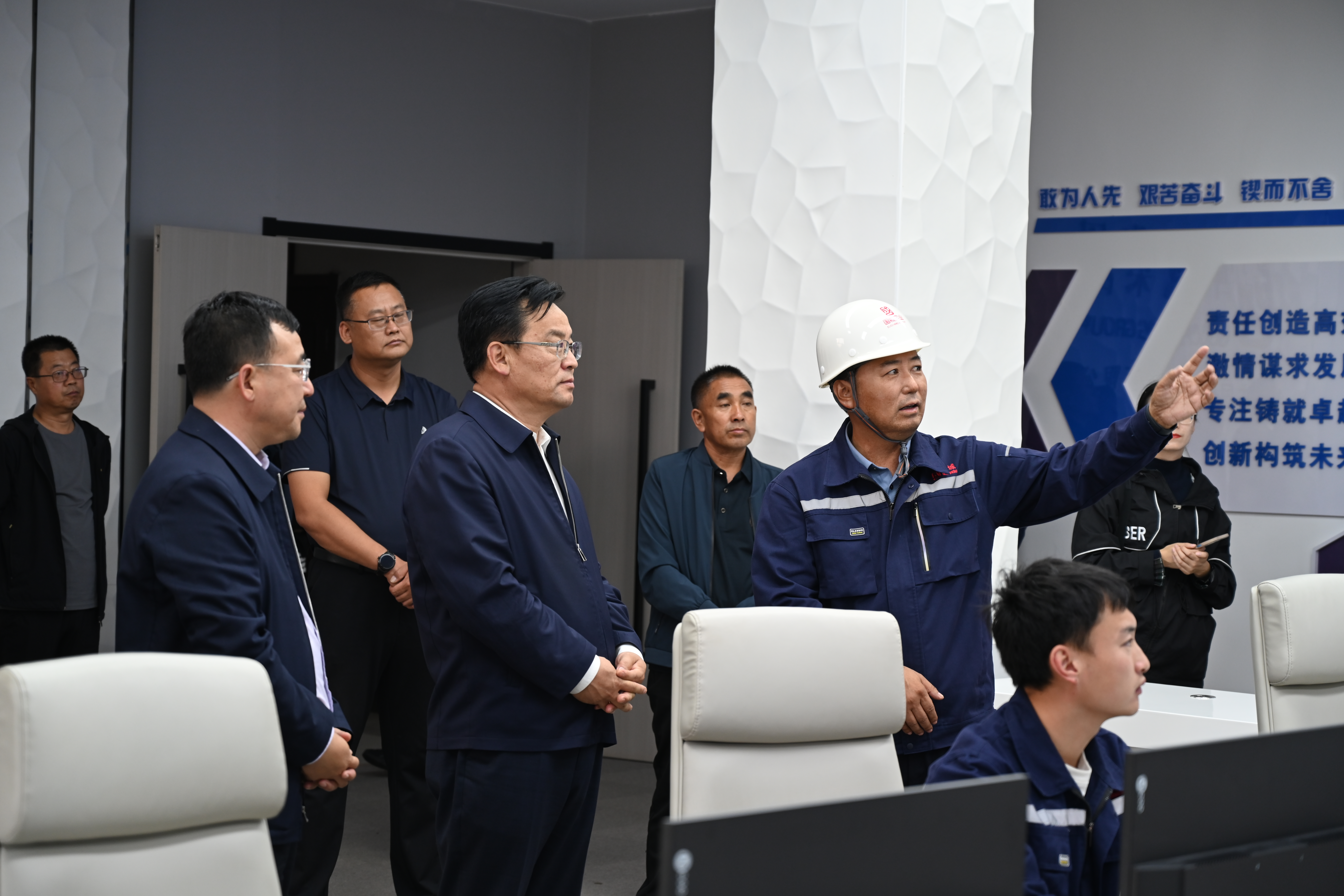 乌兰察布市人大代表 全市经济高质量生长情形集中视察组 深入必威西汉姆联官网首页实业视察指导事情